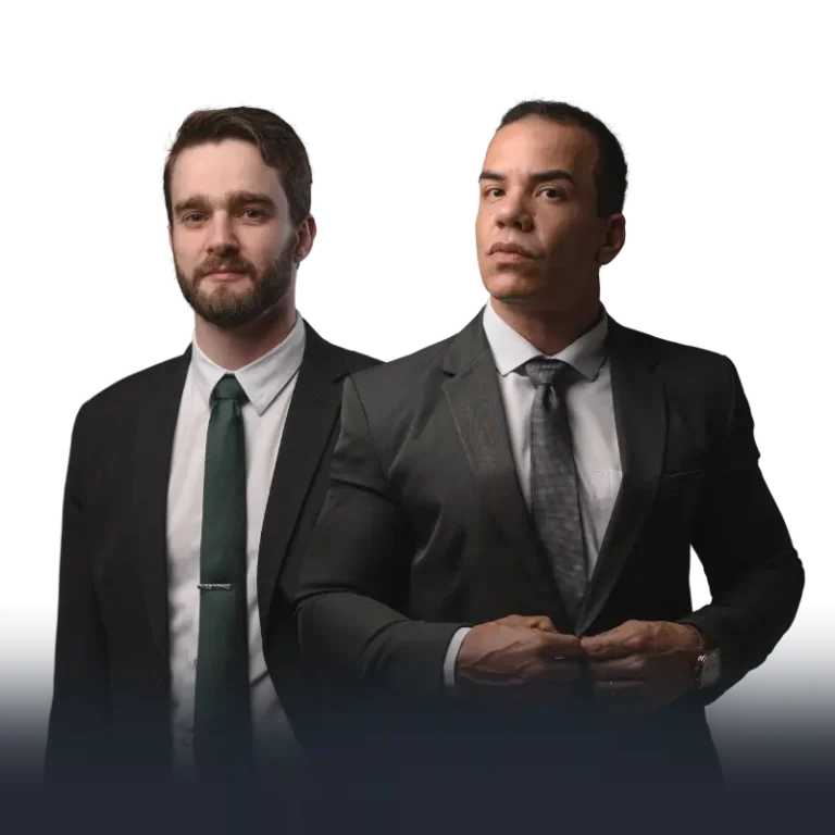 Dois advogados vestindo terno um ao lado do outro.